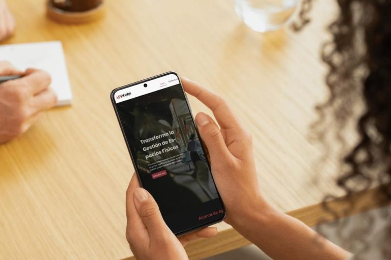 Persona mirando el movil donde aparece la página web de AppForo