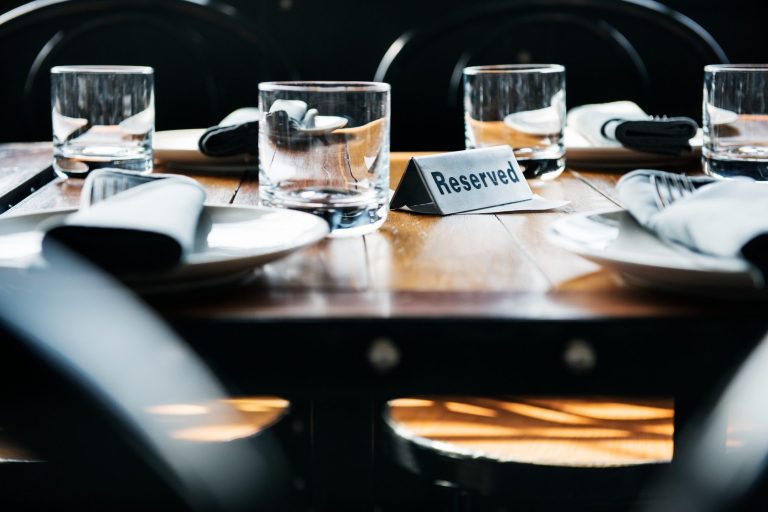 Mesa de restaurante con cartel de 'Reservado'